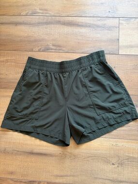 Athleta Wayfind Shorts Aspen Olive Green